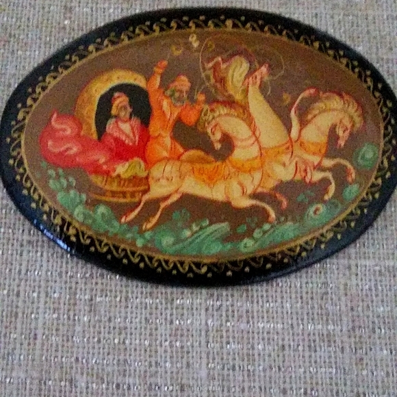 VINTAGE HAND PAINTED RUSSIAN OVAL BLACK LACQUER FOLK ART BROOCH/ - Picture 2 of 8